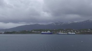 Alesund, Norveç 'te nefes kesici deniz manzarası - sakin, sakin ve büyüleyici.