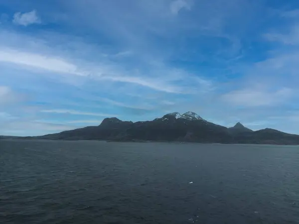 Krása Přírody Rozvíjí Klidným Mořem Oblohou Horami Klidné Pobřežní Scéně — Stock fotografie