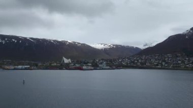 Manzara: sakin göl, karlı dağlar, ıssız ağaç - Tromso, Norveç.