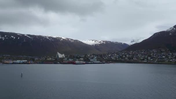 Landschaftlich Reizvolle Natur Ruhiger See Verschneite Berge Einsamer Baum Tromso — Stockvideo