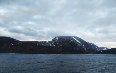 Norveç Honningsvg 30 Mayıs 2023 Honningsvg 'deki Mimari Binalar ve Dağlar