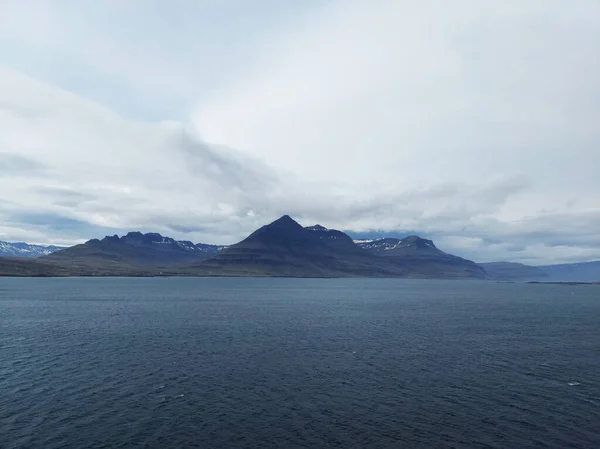 Rustige Scène Bergketen Reflecteren Het Meer Met Sneeuw Bedekte Landschap — Stockfoto