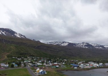 Seyisfjrur, İzlanda 'da Görkemli Doğa Dağları Bulutları ve Suyun Yansıması