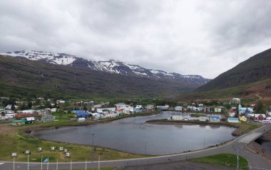 Seyisfjrur, İzlanda 'da Görkemli Doğa Dağları Bulutları ve Suyun Yansıması
