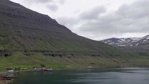 Malownicza Przyroda Majestatyczne Pasmo Górskie Seyisfjrur Islandia Chmurami Refleksji Wodzie — Wideo stockowe