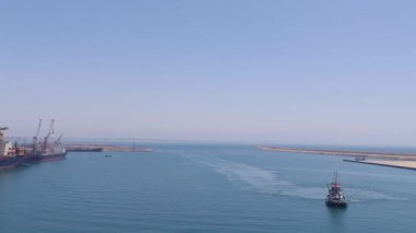 Fas agadir apr 24 2024 Kargo gemisi ve römorkörü işlek bir sanayi limanında
