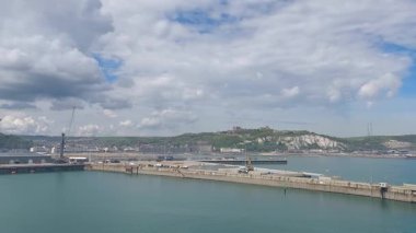 Birleşik Krallık Dover 5 Nisan 2024 güneşli bir günde arka planda ikonik beyaz uçurumlar bulunan Dover limanının nefes kesici manzarası. Liman hareketli, dinamik ama dinamik bir deniz manzarasını vurguluyor..