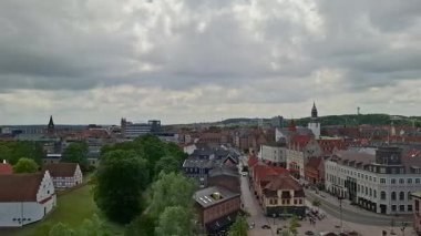 Danimarka Aalborg 11 Haziran 2024 Canlı bir şehir meydanının tarihi binalar, işlek caddeler ve bulutlu bir siluet manzarası