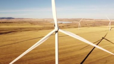 Pincher Creek Alberta Kanada yakınlarındaki Kanada bozkırlarına bakan havadan esen rüzgar türbini..