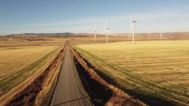 Pincher Creek Alberta Kanada yakınlarındaki Kanada bozkırlarında rüzgârlı bir günde dönen yel değirmenleri ile Hava Taşra Yolu uçuşu.