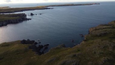 Newfoundland Kanada 'daki Atlantik kıyısındaki John Cove ve Klondike Hiking Patikası üzerinde uçuş.