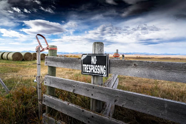 Longview Alberta Kanada Oktober 2022 Ein Trespassing Schild Einem Tor — Stockfoto