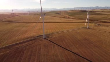 Yüksek hava rüzgar çiftliği, Alberta kırsalında Pincher Deresi yakınlarındaki Kanada kayalıklarıyla temiz enerji üreten bir çekim olduğunu gösteriyor..