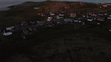 Atlas Okyanusu kıyısında, Bonavista Körfezi 'nde küçük bir Newfoundland kasabası ve yarımadası görünüyor..