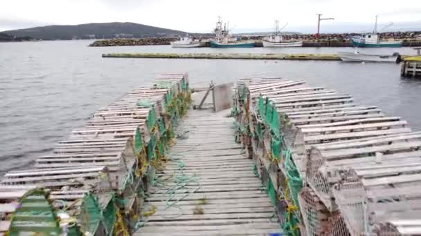 Verfolgung Durch Hummerfallen Auf Einem Hölzernen Dock Mit Fischerbooten Die — Stockvideo