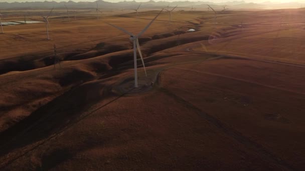 落基山脉和加拿大艾伯塔省平彻河附近的加拿大草原上 高空的太阳光和风车拍摄的电影产生了清洁能源 — 图库视频影像