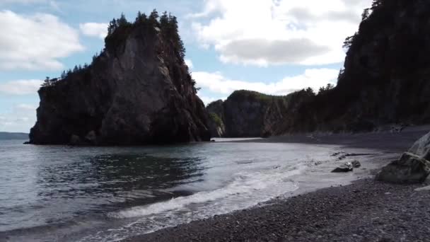 변화의 코브를 바위투성이의 섬들을 거닐며 캐나다 뉴펀들랜드를 여행하는 — 비디오
