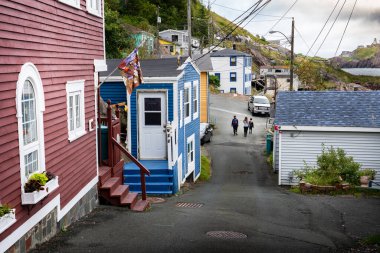 Turistler, St. John 's Newfoundland Kanada' daki Eski Batarya Yolu 'ndan geçerek jelibon evlerinden geçiyor..