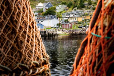 Petty Harbour Newfoundland Kanada, 19 Eylül 2022: Istakoz tuzakları ve yengeç tuzakları üzerinden küçük bir Atlantik kasabasının rıhtımına istiflenmiş fotoğraf.