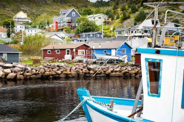 Petty Harbour Newfoundland Kanada, 19 Eylül 2022: Denizcilik köyüne bakan küçük bir balıkçı teknesi.