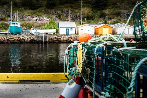 Petty Harbour Newfoundland Kanada, 19 Eylül 2022: Denizcilik köyünde küçük bir liman köyünde yengeç kapanları ve yengeç tuzakları.
