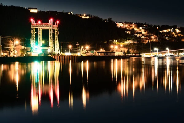 カナダの海を反映した街路灯とサー アンブローズ シー橋を持つプラセンティアの町のニューファンドランドの夜の長時間露光シーン — ストック写真
