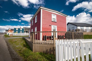 Bonavista Newfoundland Kanada, 22 Eylül 2022: Discovery Trail manzaralı güzergahı boyunca doğu yakasındaki bir sahil bölgesinde boş bir tatil evi.