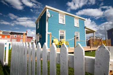 Bonavista Newfoundland Kanada, 22 Eylül 2022: Discovery Trail manzaralı güzergahı boyunca doğu yakasındaki bir sahil bölgesinde boş bir tatil evi.