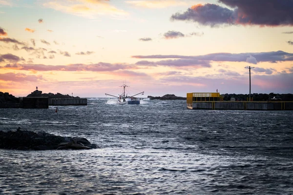 Atlantisches Fischerboot Verlässt Den Hafen Bei Rauer See Mit Wasser — Stockfoto