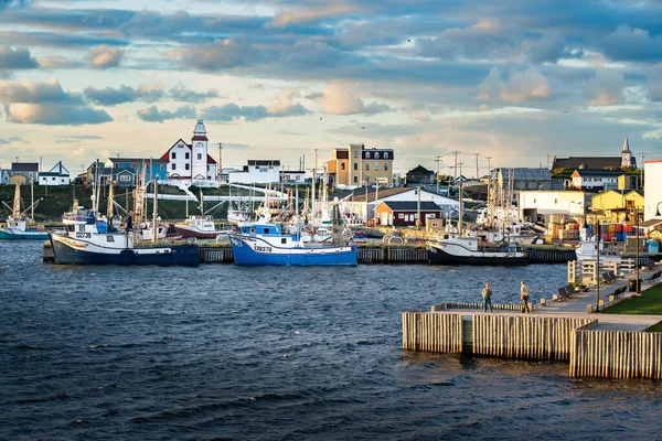 加拿大纽芬兰省博纳维斯塔市 2022年9月23日 晚间港口场景 渔船靠岸 游客在木板路上观看东海岸一个小社区受欢迎的地标 — 图库照片