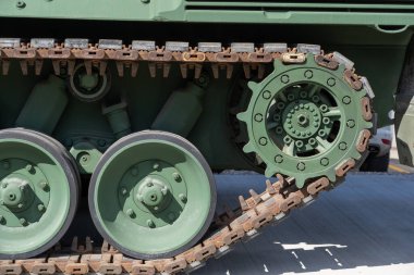 Calgary Askeri Müzesi 'nde sergilenen beton zemine park edilmiş yeşil tank izleri.