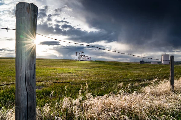 Prairie Krajina Scéna Ostnatým Drátem Plot Výhledem Vzdálené Olejové Čerpadlo — Stock fotografie