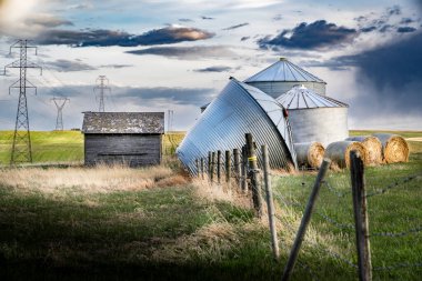 Tahıl ambarları, Rockyview County Alberta Canada 'da şiddetli bir gök gürültülü fırtınadan sonra yıkıldı..