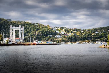 Placentia Oceanview kasabası doğu yakası evleri ve Newfoundland Kanada 'daki Sör Ambrose Shea Lift Köprüsü..