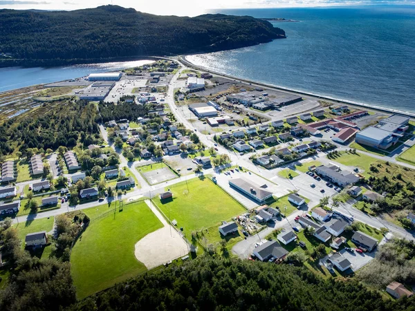カナダ大西洋の砂浜を持つ野球のダイヤモンドとスポーツフィールドを見下ろすPlaseniaの空中ニューファンドランドの町 — ストック写真