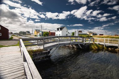 Bonavista Newfoundland Kanada 'da uzak doğu sahili sahil evleri olan bir kanalın üzerinde tahta tahta tahta kaldırım ve köprü..