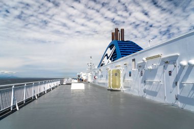 Duke Point British Columbia Canada, 23 Temmuz 2022: BC feribotunun üst güvertesi Gürcistan ve Körfez Adaları 'nın Heteroseksüel manzarasının keyfini çıkaran yolcularla dolu..