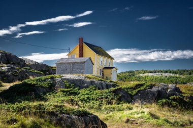 Atlantik Kanada Newfoundland 'da kayalık bir arazide ayakta duran bir doğu kıyısı evi.