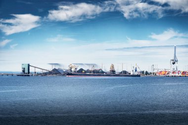 Tsawwassen British Columbia Canada, 11 Temmuz 2023: Bir yük gemisi, Batı Kanada 'daki Robert Bank Kömür Terminali' nden taşıma bantları ve toz kontrol spreyi ile kömür madeniyle dolduruldu.