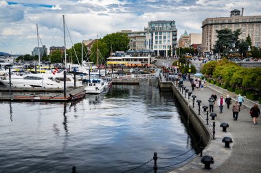 Victoria British Columbia, 15 Temmuz 2023: Limanda turistlerin liman boyunca gezdiği liman manzarası.