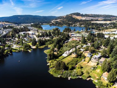 Victoria British Columbia Canada, 15 Temmuz 2023: Langford manzaralı Aerial Glen Gölü ve Vancouver Adası 'ndaki uzak dağ gelişimi.
