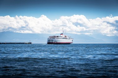 Victoria British Columbia Canada, 12 Temmuz 2023: Coho feribot nakliye araçları ve yolcuları şehir merkezinden Washington Limanı 'na hareket ediyor..