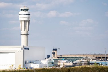 Calgary Alberta Kanada, 24 Eylül 2023: Westjet Hanger ve YYC terminaline bakan hava trafik kontrol kulesi.