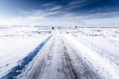 Haskayne Miras Parkı 'nı Cochrane Alberta yakınlarındaki çayırlara bakan Glenbow Çiftliği İl Parkı' na bağlayan yeni sürülmüş bisiklet yolu..