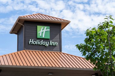 Victoria British Columbia Kanada, 17 Temmuz 2023: Holiday Inn tabelası ve yaz tatili sırasında Pat Bay Otoyolu 'nun yanındaki bir otelde logo.