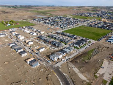 Airdrie Alberta Kanada, 21 Mayıs 2024: Uzak topraklara ilhak ve Chinook Winds Park manzaralı yeni ev inşaatı.