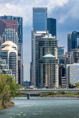 Calgary Alberta Kanada, 24 Mayıs 2024: Şehir merkezi manzarası Bow Riving ve Kanada 'daki köprüler.