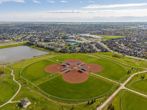 Airdrie Alberta Kanada 'da şehir parklarına bakan havacılık elmasları..