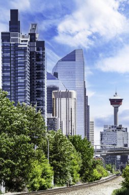 Calgary Alberta şehir merkezi demiryolu raylarına bakan yeni apartmanlar ve popüler simgeler..