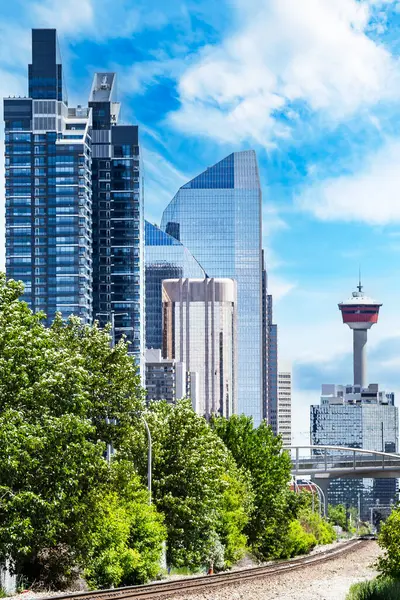Calgary Alberta şehir merkezi demiryolu raylarına bakan yeni apartmanlar ve popüler simgeler..